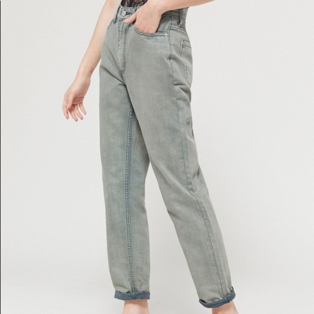 URBAN OUTFITTERS BDG HIGH WAISTED MOM JEANS
